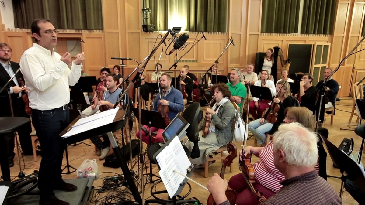Alejandro Vivas Puig con la Budapest Symphony Orchestra, con la que grabó la banda sonora de El jugador de ajedrez.