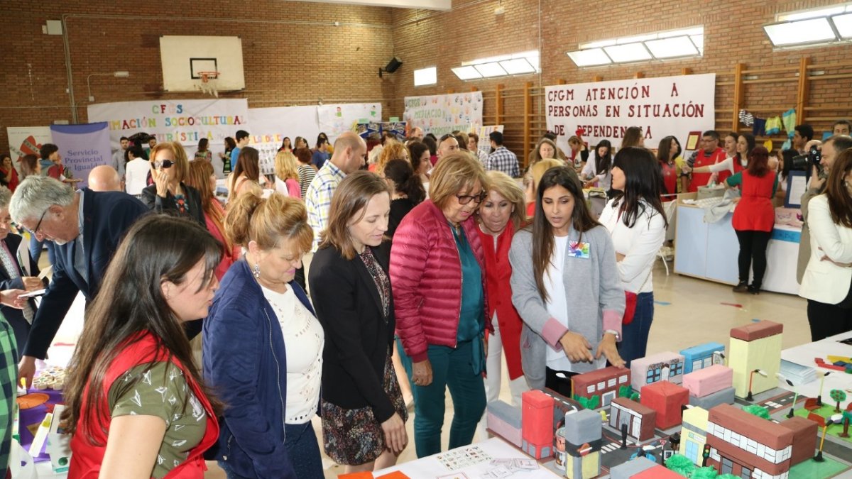 El IES Alhadra ha realizado una jornada de puertas abiertas en la que la consejera anunció los once nuevos grados de FP para el curso que viene.