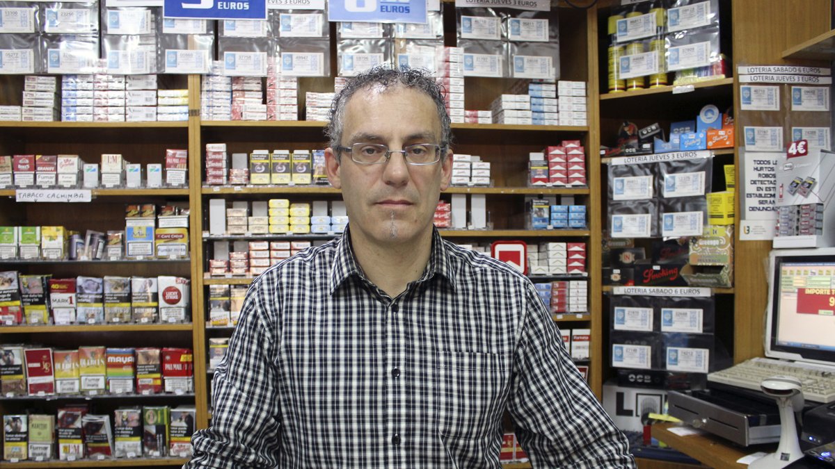 José Luis Alcaraz, el estanquero que ha sabido aguantar el chaparrón y reconvertir su estanco en un pequeño bazar.