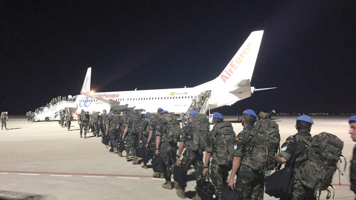 Legionarios salen rumbo a la misión en Líbano.