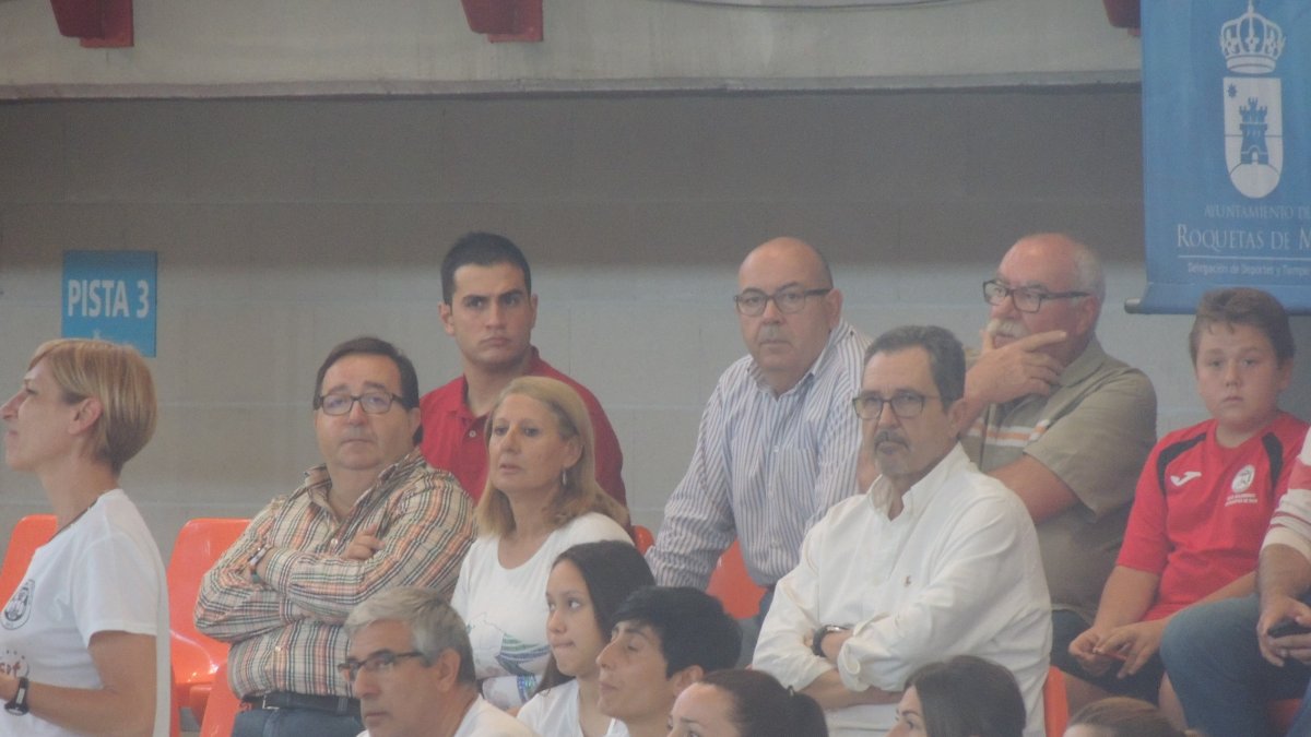 Rubí vivió el partido desde la grada con la afición.