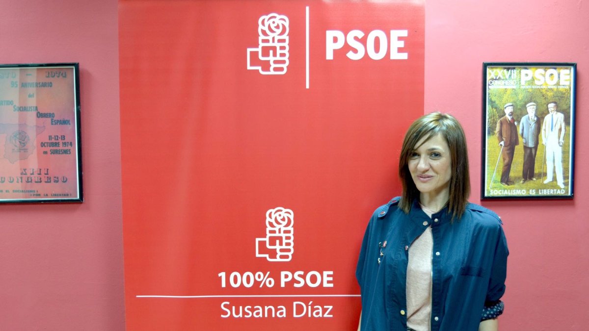 Vanesa Lidueña, fotografiada la semana pasada en la localidad de Berja junto a algunos miembros del Grupo de Apoyo a Susana Díaz.