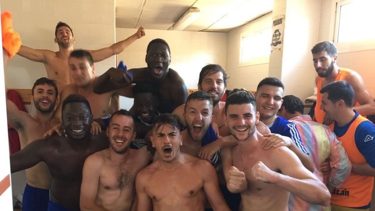 Los jugadores del Roquetas celebrando el ascenso.