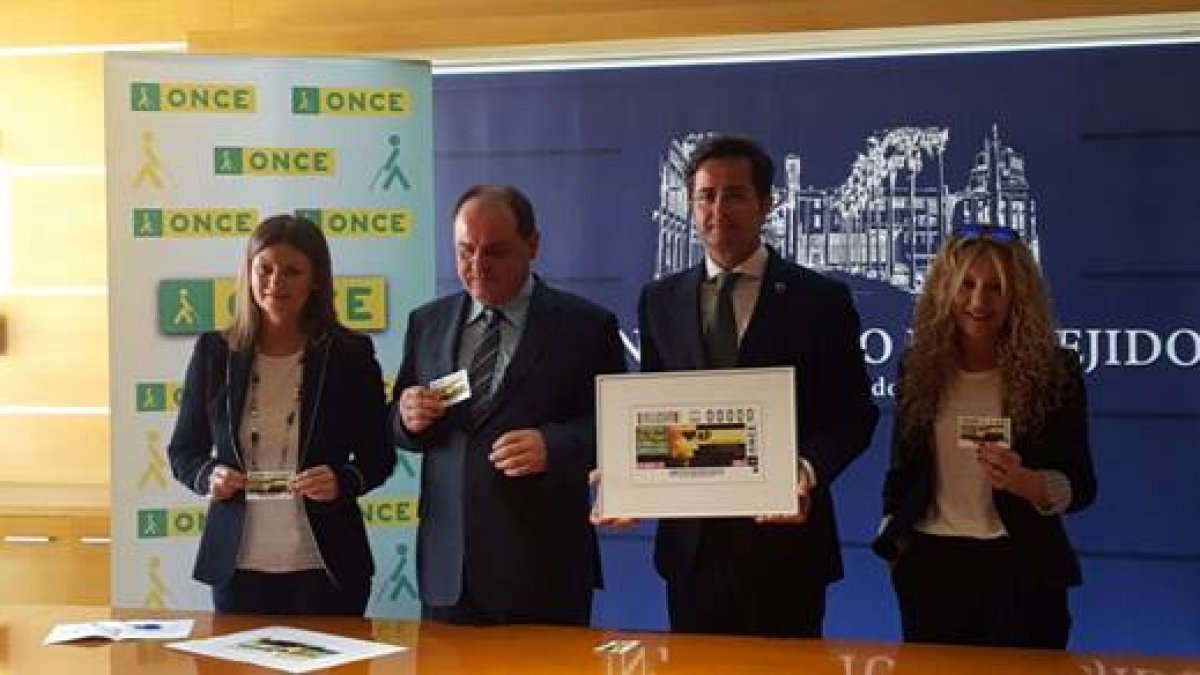 Acto de presentación del cupón con la imagen del festival.