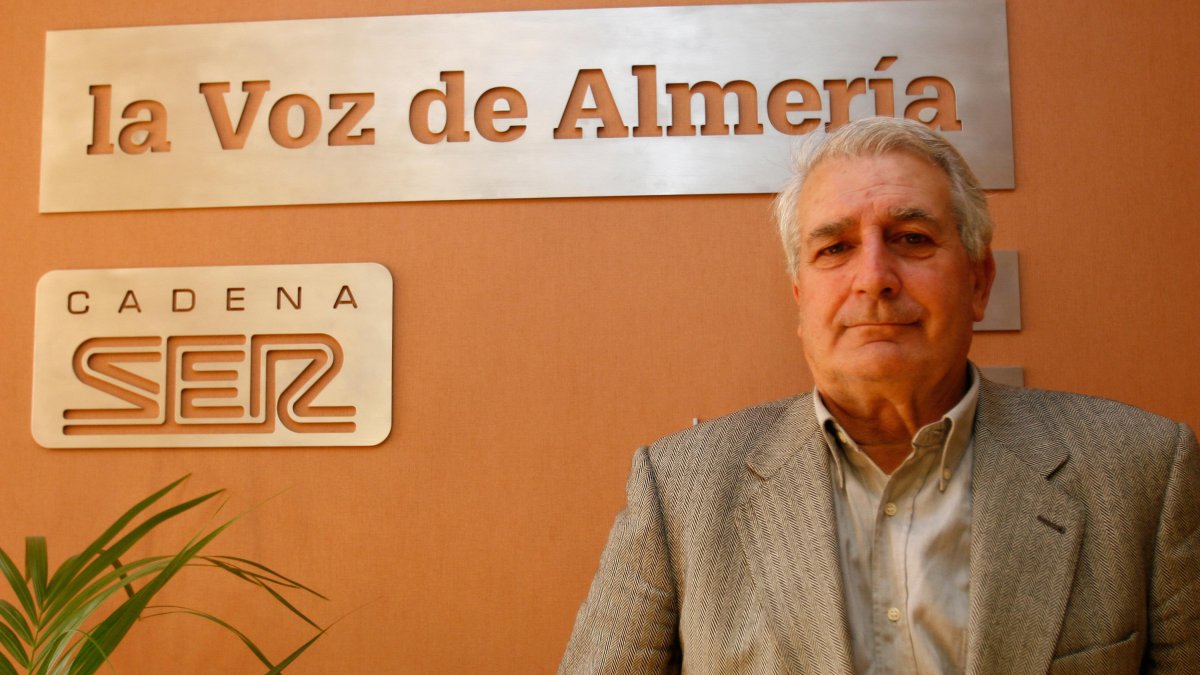 Antonio Oviedo, en la redacción de LA VOZ y la Cadena SER.