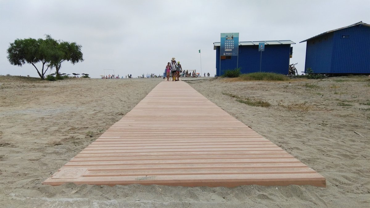Pasarelas de hormigón instaladas el verano pasado en la playa de Vera.