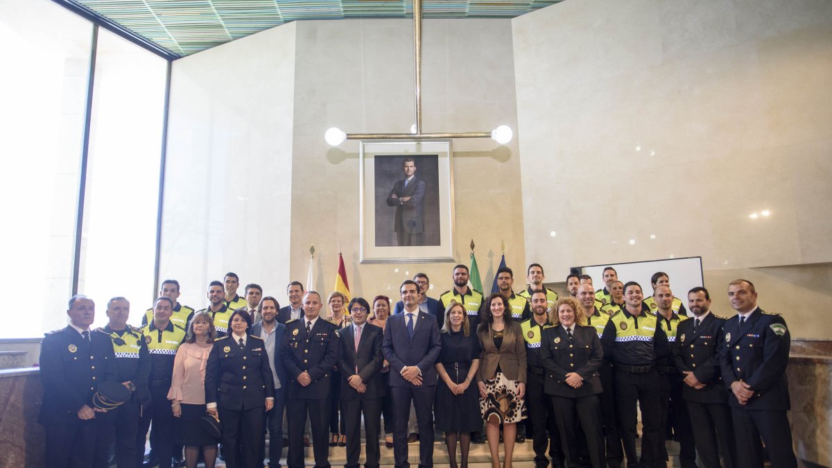 Foto de familia de los nuevos policías, mandos y miembros de la Corporación