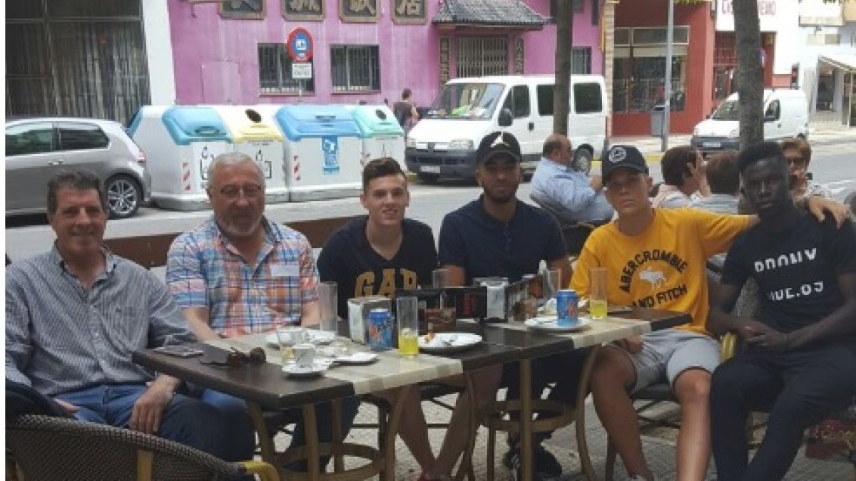 Los cuatro canteranos con Antonio Ramón y Pedro Braojos.