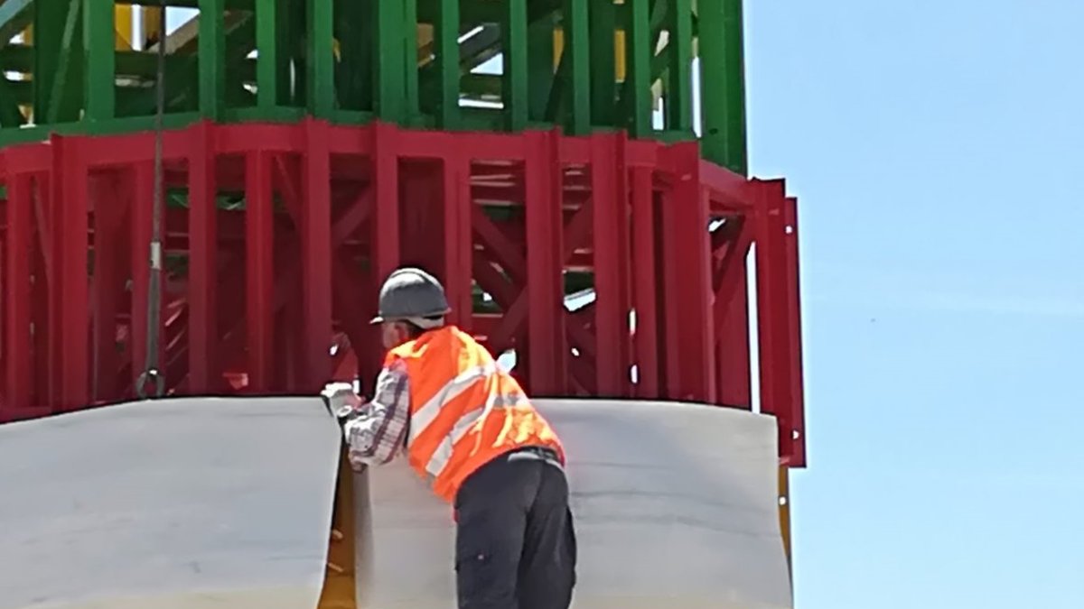 Colocación del mármol en la estructura de la futura escultura.