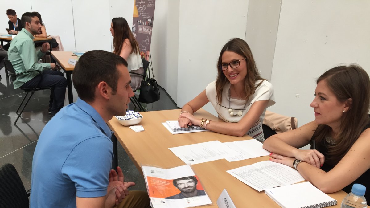 Un universitario en su entrevista con las representantes de la empresa Grupo J. Carrión.