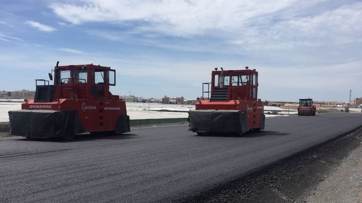 Apisonadoras sobre el aglomerado recién vertido en la variante.