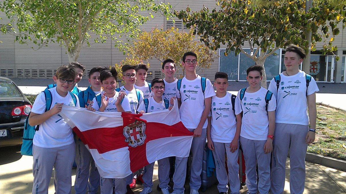 Los jugadores del Cajamar Mintonette con la bandera de Almería.