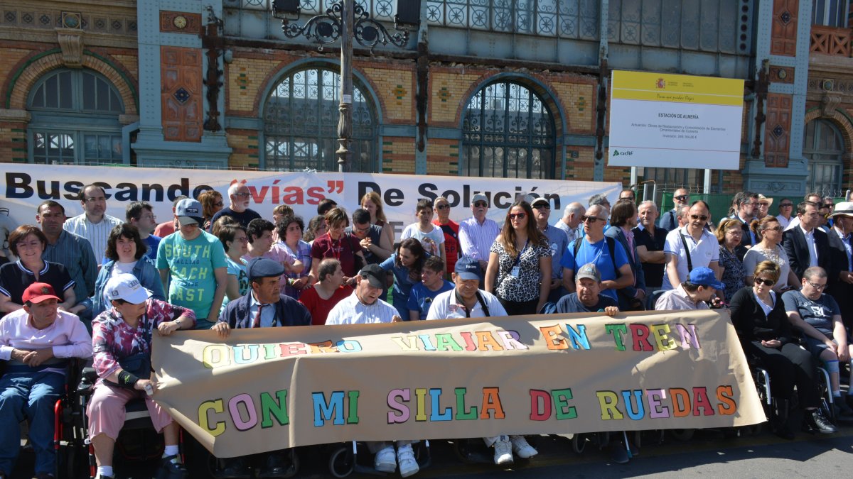 Concentración junto a la vieja estación de ferrocarril para reclamar un tren digno y accesible.