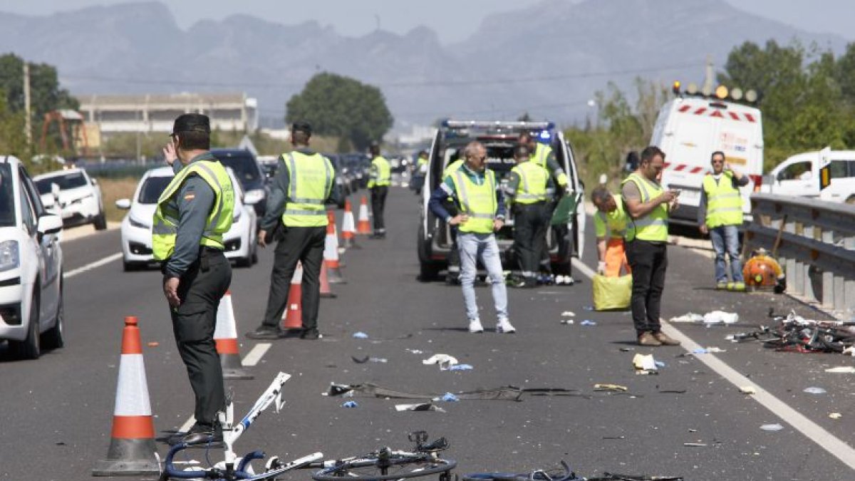 Accidente de Oliva donde una conductora arrolló a un pelotón de ciclistas / natxo frances (EFE)