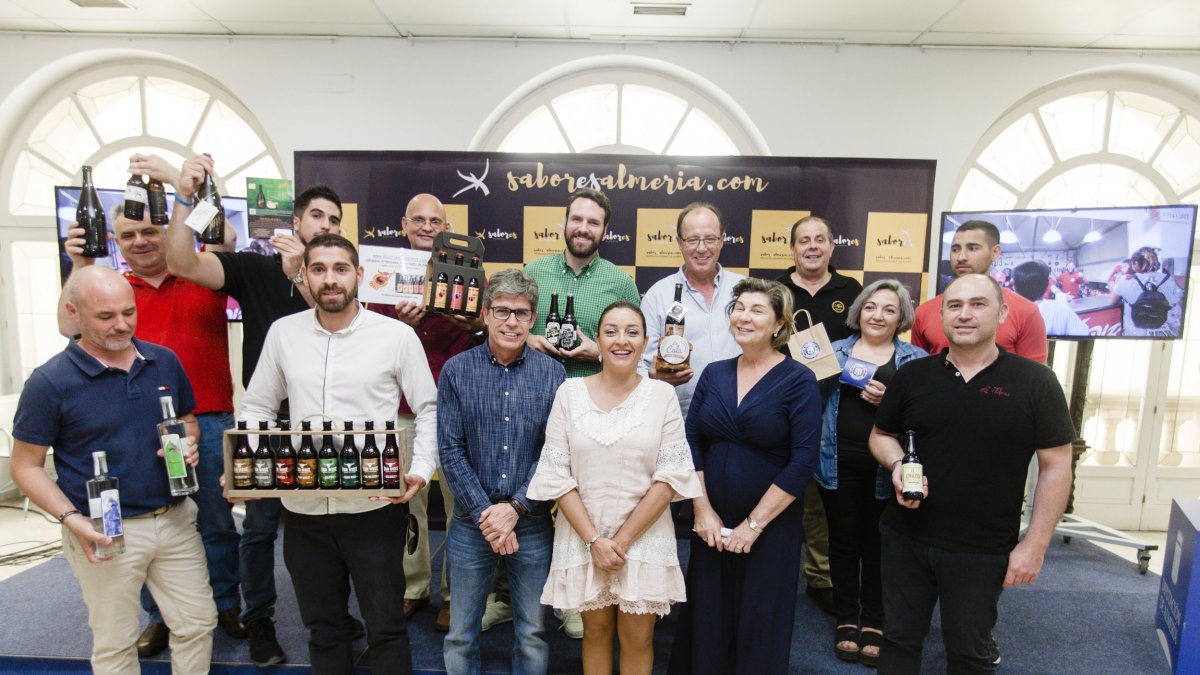 Foto de familia de los participantes en el festival