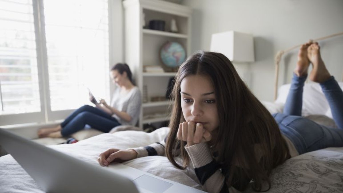 Una adolescente navega por Internet. / GETTY IMAGES