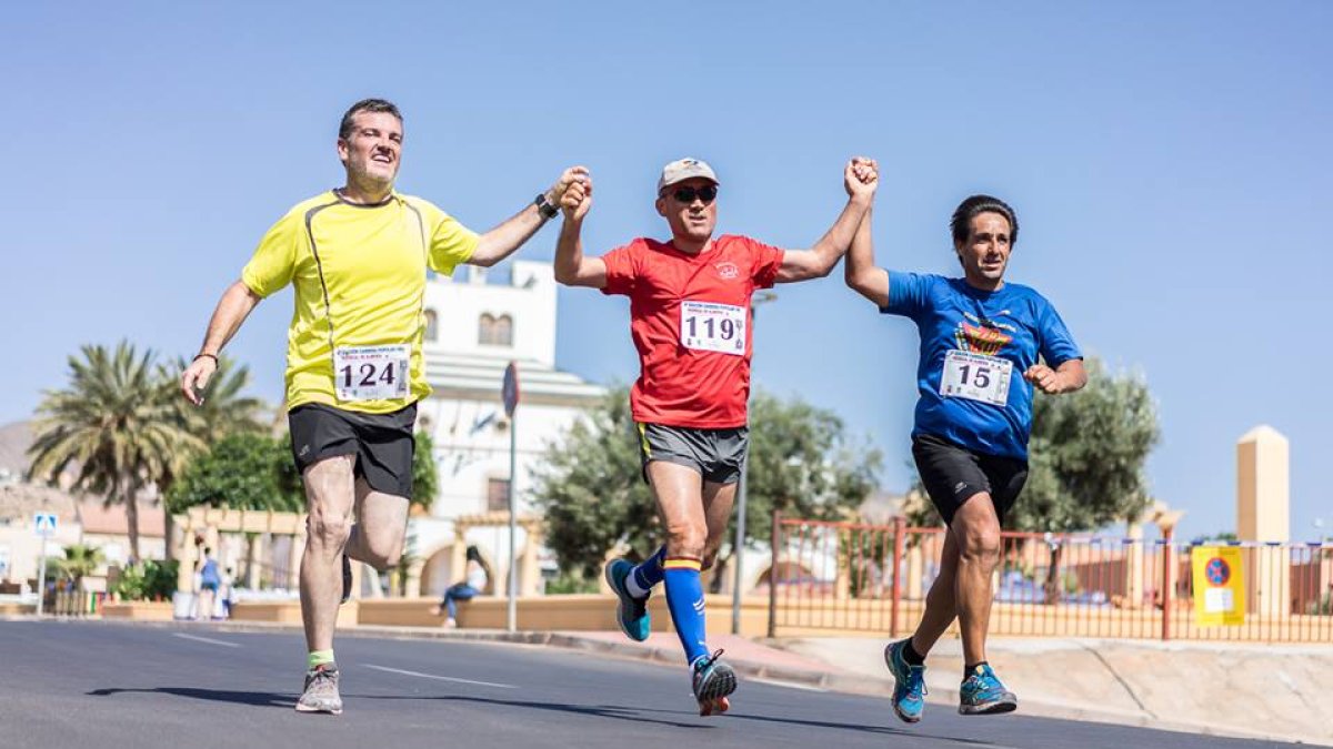 Los atletas comparten ilusiones en la carrera de Huércal.
