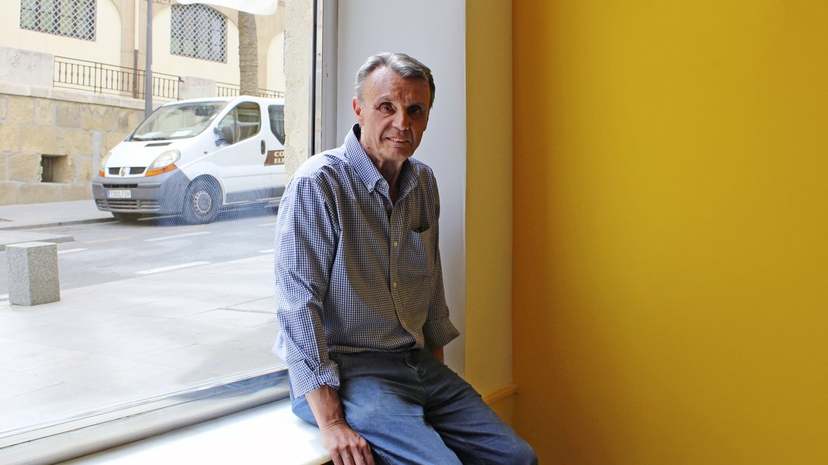 Leonardo Martín López en el local de un futuro nuevo negocio familiar en el que está colaborando.