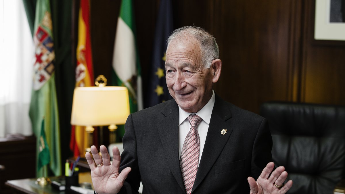 Gabriel Amat en su despacho de la Diputación Provincial.