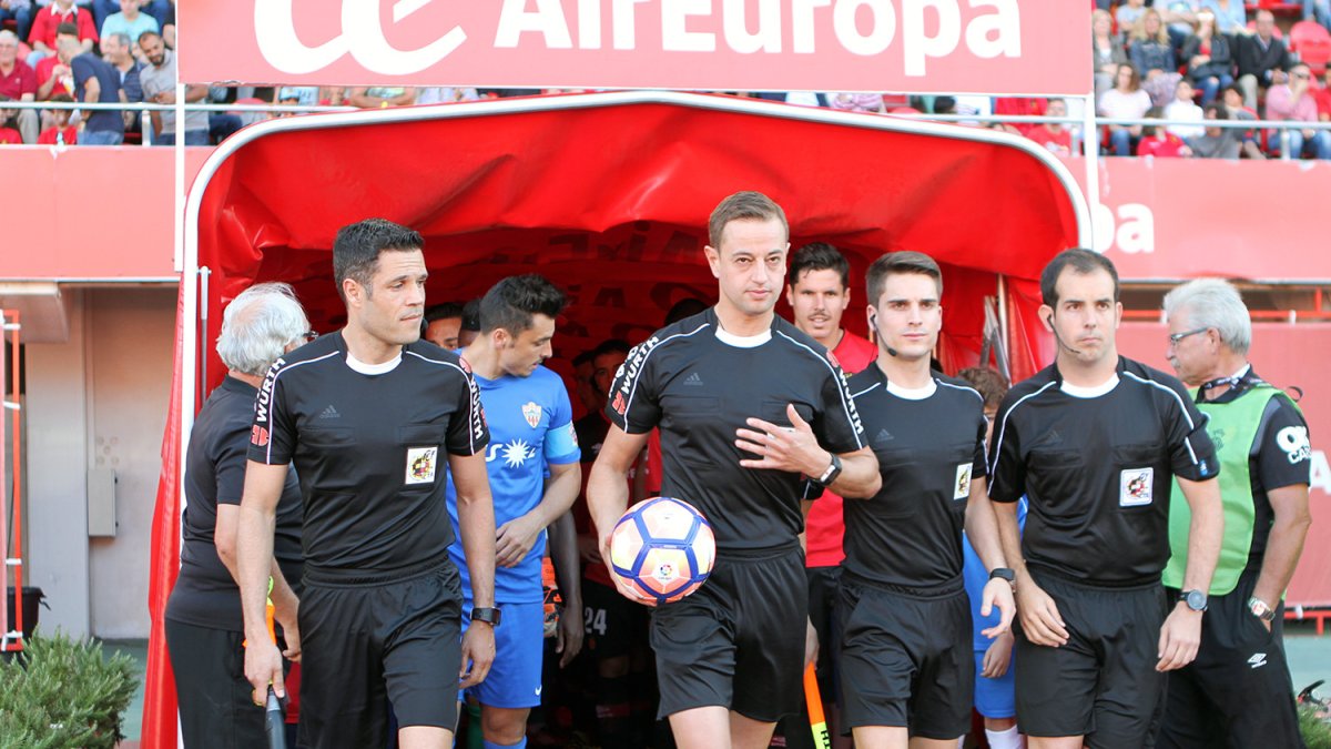 Eiriz Mata saltando al terreno de juego.