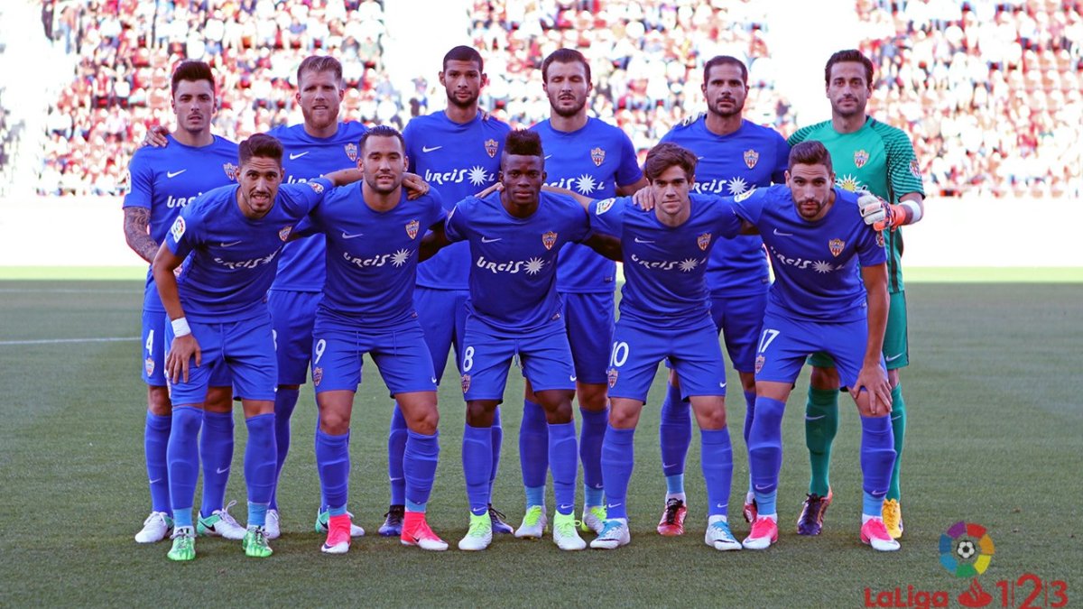 Los jugadores del Almería vistieron de azul en Mallorca.