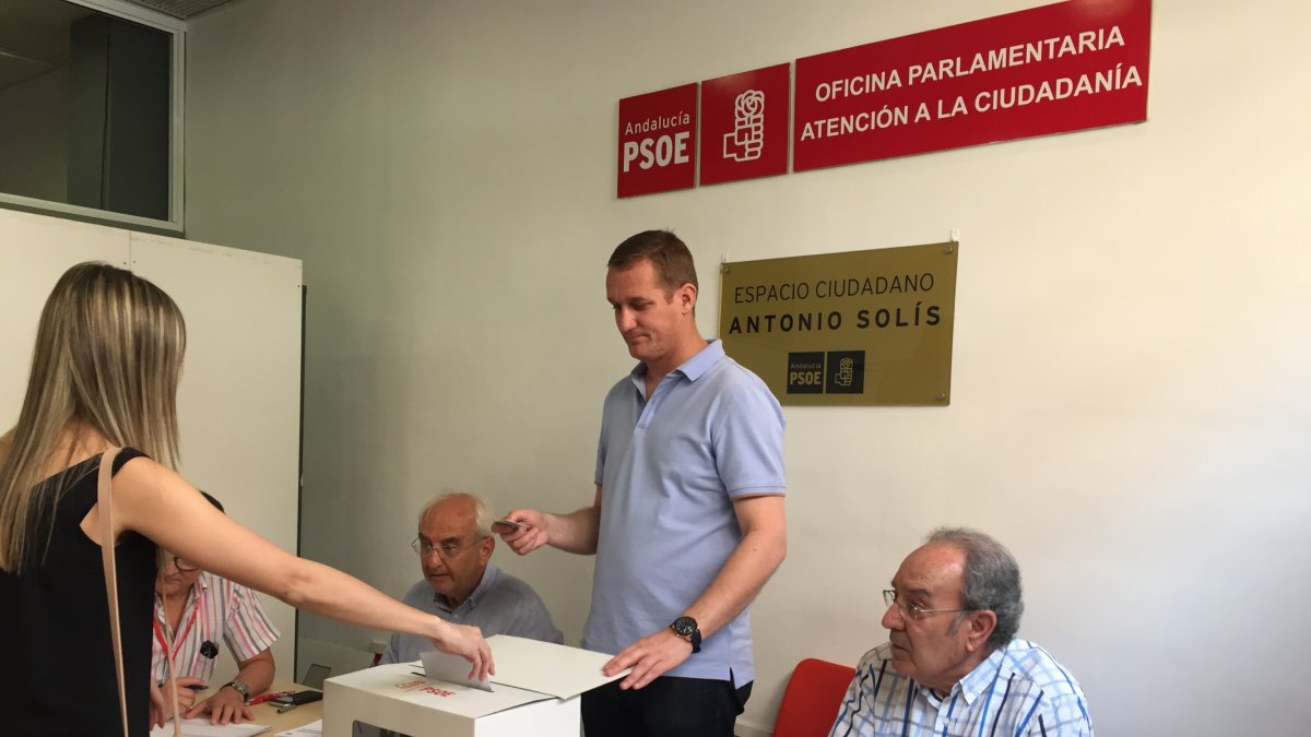 Una militante votando esta mañana en la sede de la agrupación socialista de Almería.