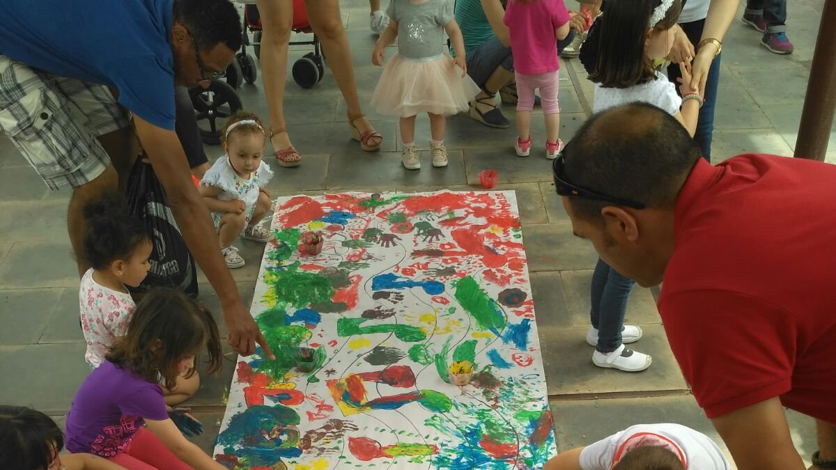 Pintando al son de la música.