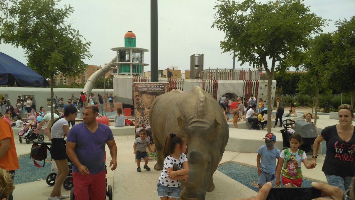 El rinoceronte instalado en el Parque de las Familias.