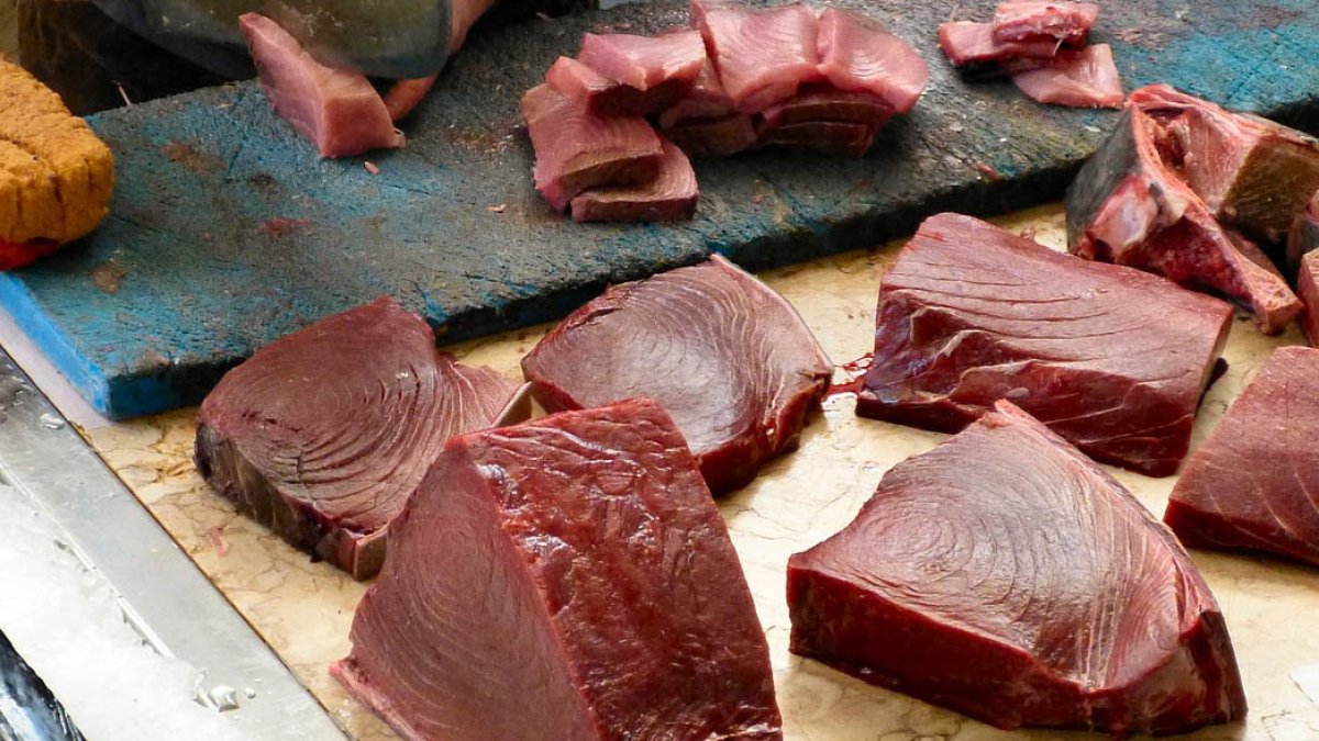 Una partida de atún a la venta en el Mercado Central. Su etiquetado garantiza que se trata de un alimento seguro.