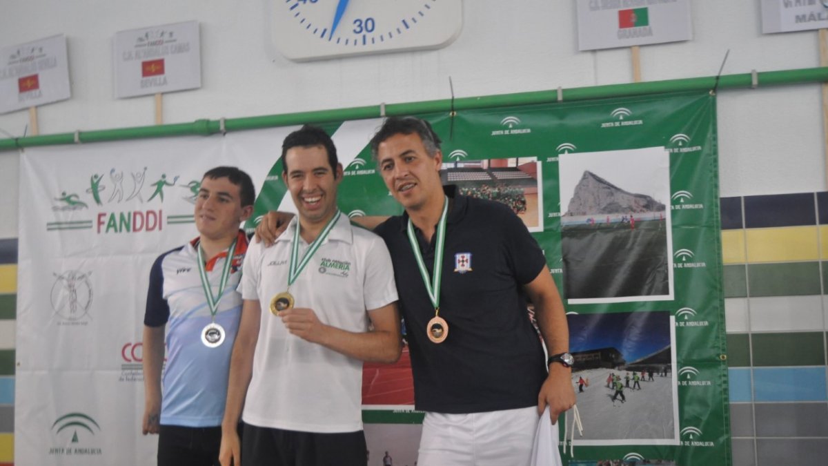 Tejada mostrando uno de sus oros.