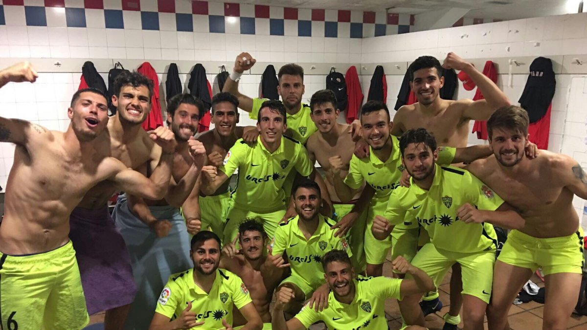 Los jugadores del filial celebran su victoria en el vestuario del Estadio Nuevo Ganzábal de Langreo.