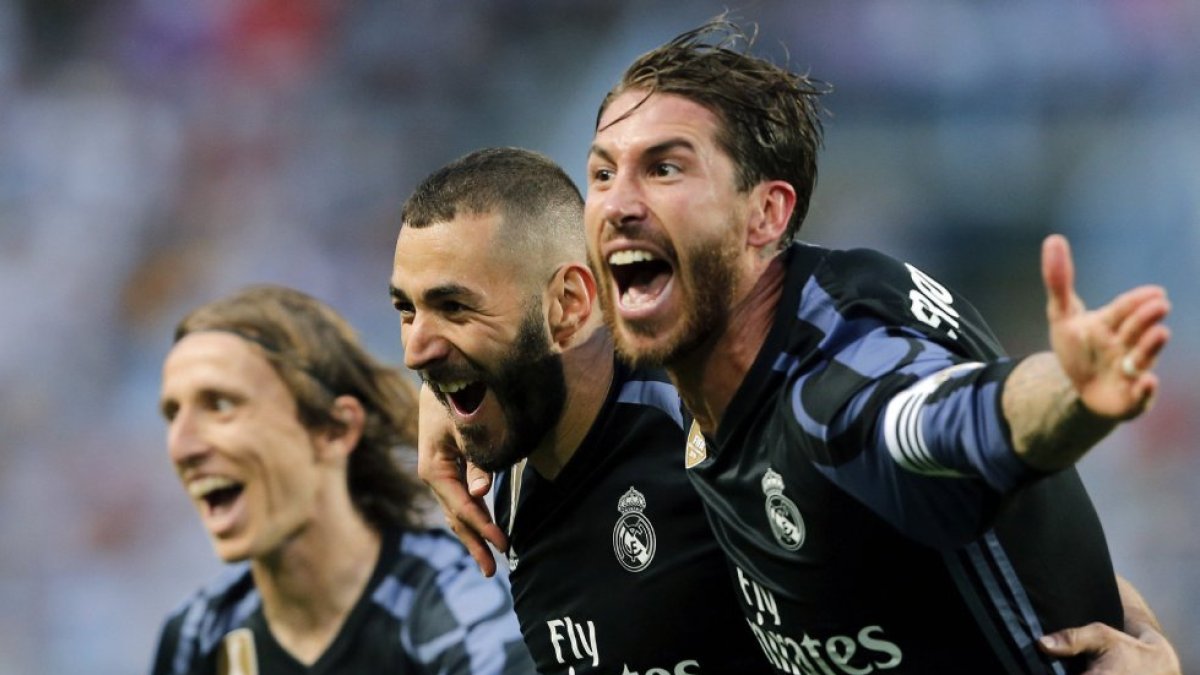 Modric, Benzema y Ramos celebran el gol del francés en La Rosaleda ante el Málaga.
