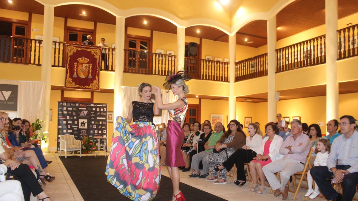 Elisa Artés e Irina mostraron una creación de Almeriane.