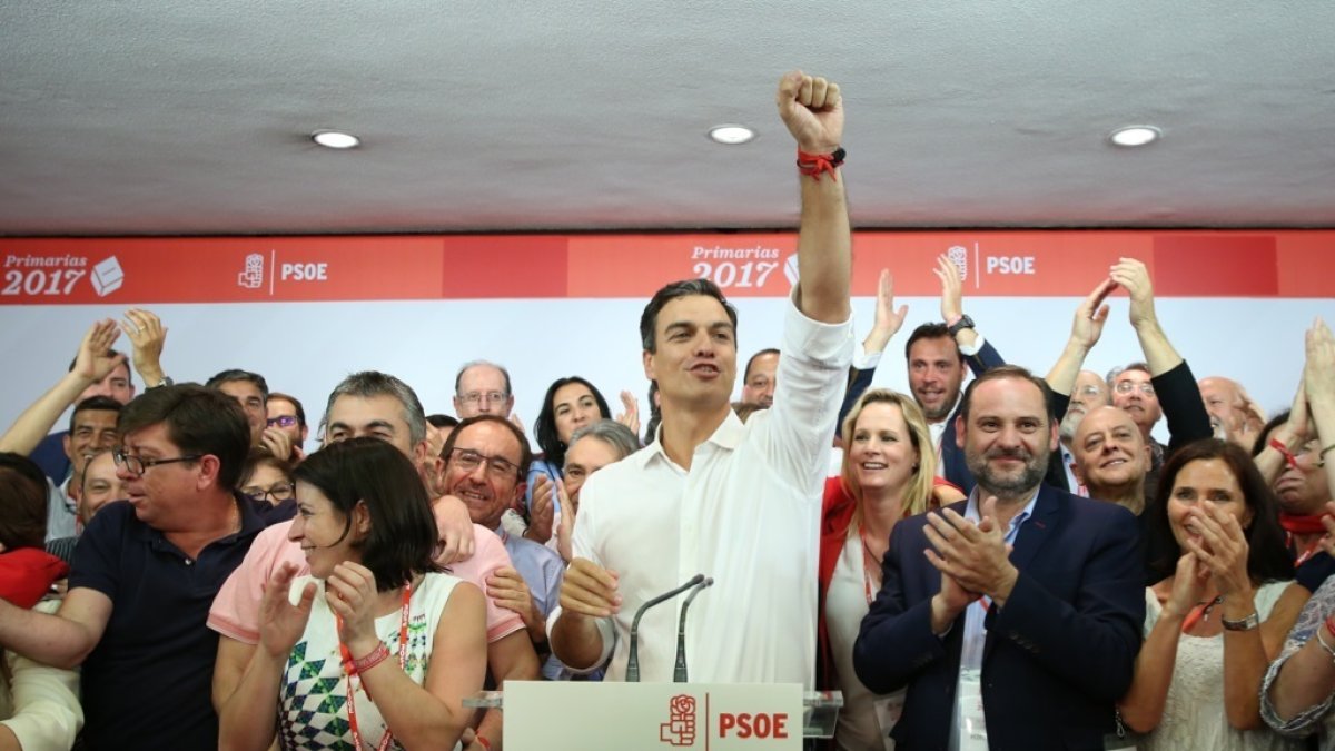 Pedro Sánchez con parte de su equipo, en la sede de Ferraz, tras haber ganado las primarias del PSOE.