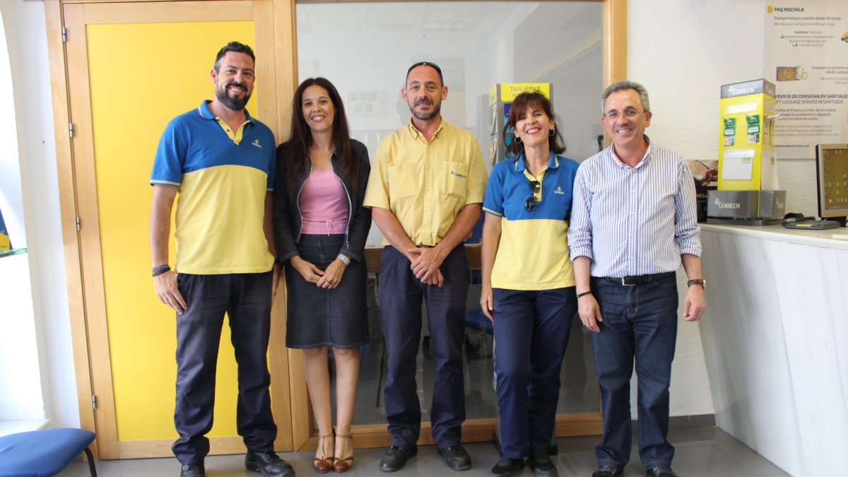 El equipo de Correos en Carboneras lo forman cinco carteros y dos personas en la atención en oficina, dirigidos por José Venzal.