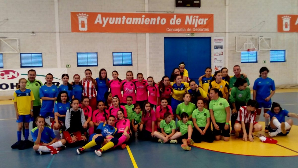 Foto de familia de las jugadoras participantes.