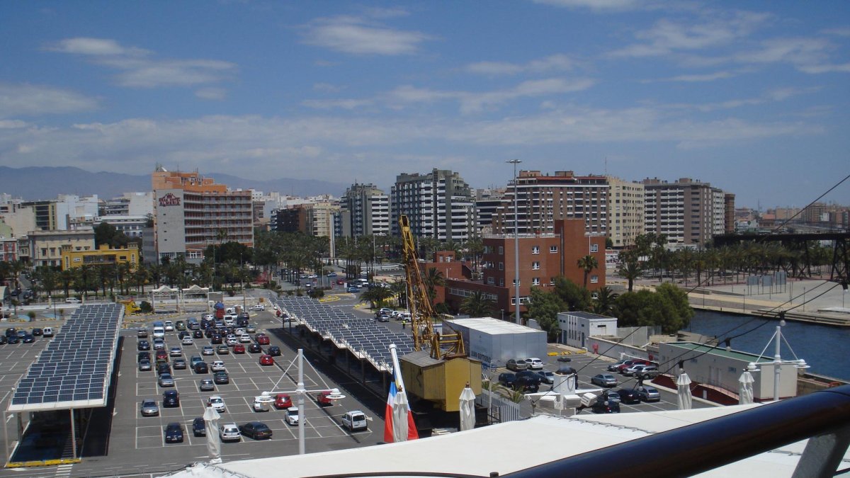 Vistas del puerto y la ciudada desde un barco.