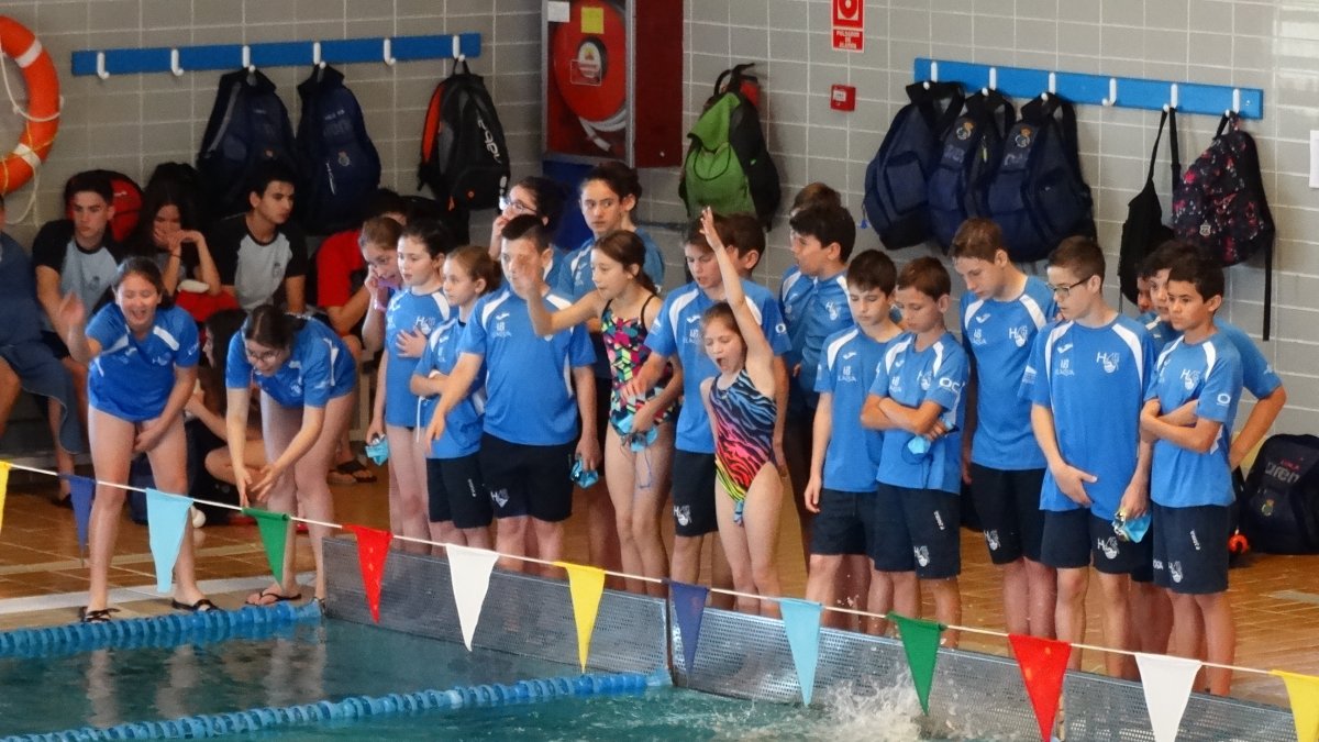 Equipo desplazado animando.