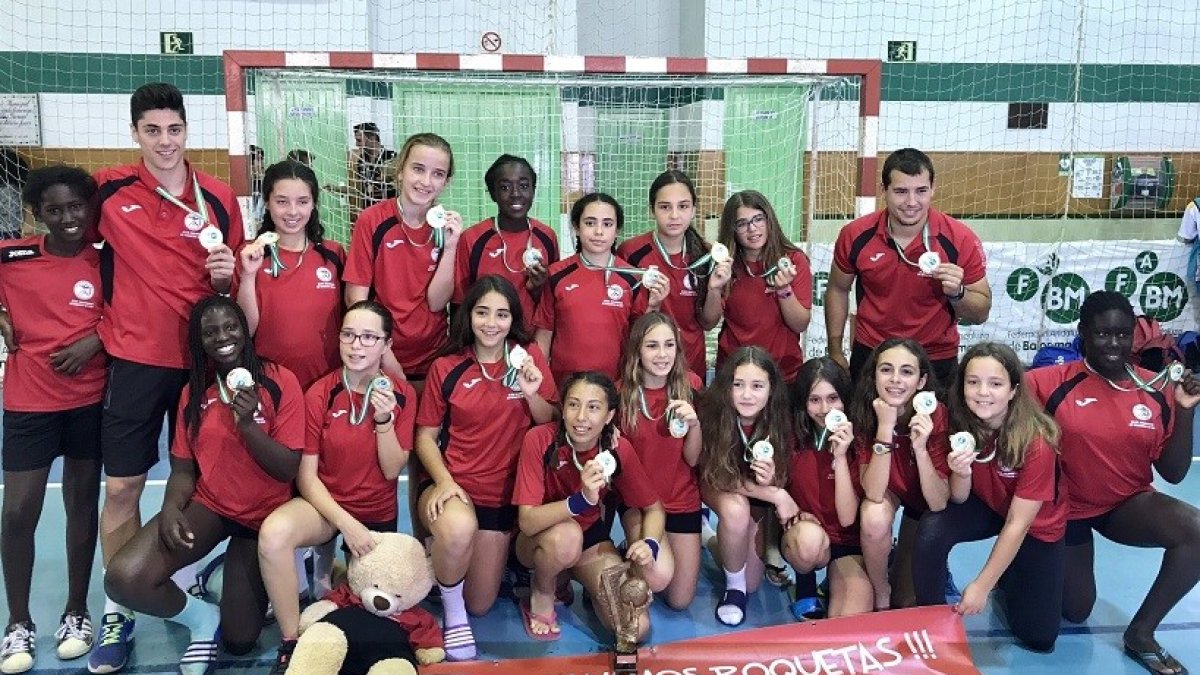 Las roqueteras muestran sus medallas.