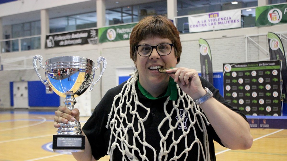 Pilar López con su medalla y la copa.