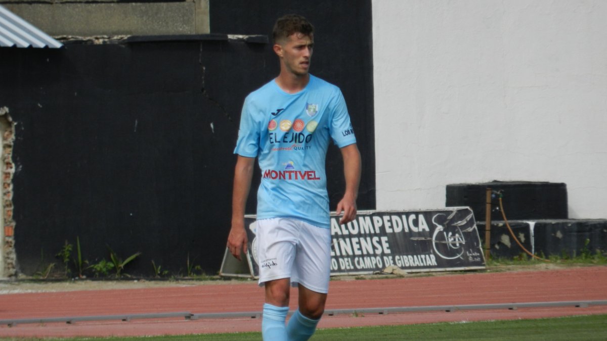 Fran Oller en un partido con el CD El Ejido.