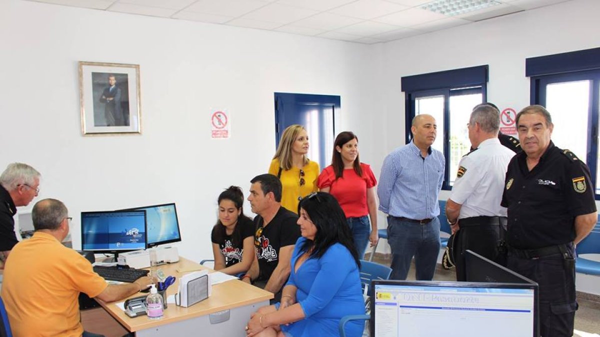 Primera jornada con atención a usuarios a la nueva oficina de DNI en la mañana de ayer.