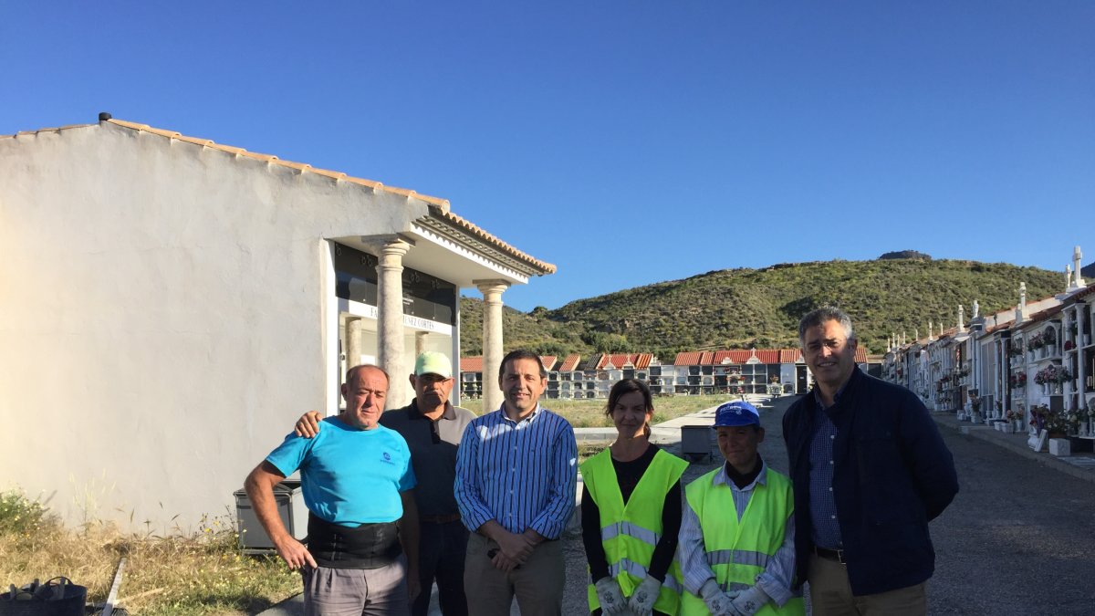 El delegado del PFEA y el alcalde con los trabajadores.