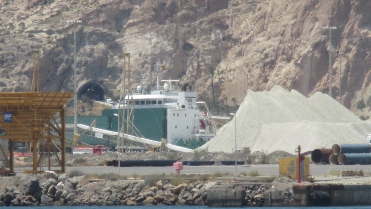 Equipos de rescate en el lugar del accidente laboral el mediodía del lunes en el Puerto de Almería