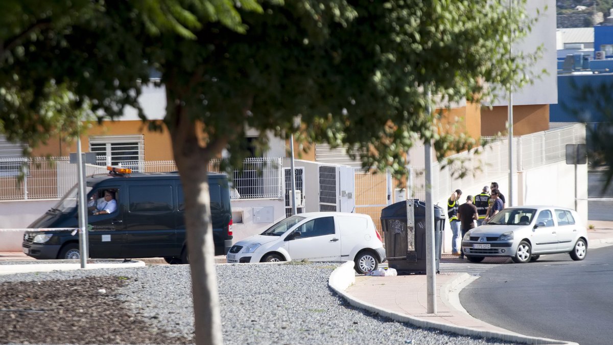 Despliegue policial en el lugar del crimen, en la calle Piscis de Almería