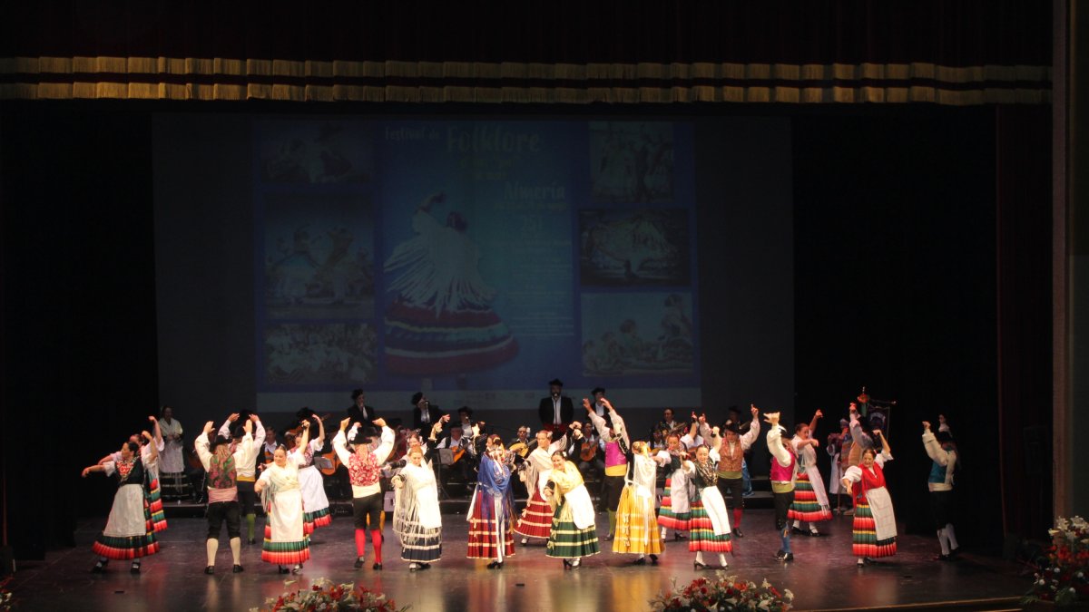 Las mujeres, vestidas con los trajes típicos de Almería y Mojácar; y los hombres, con los trajes regionales de Almería, bailando el popular Fandangui