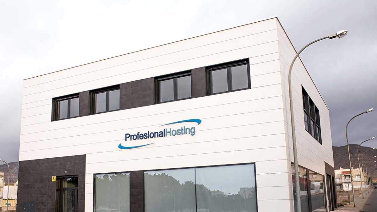 La sede de Almería se encuentra en la calle Hermanos  Machado, 19, de El Parador.