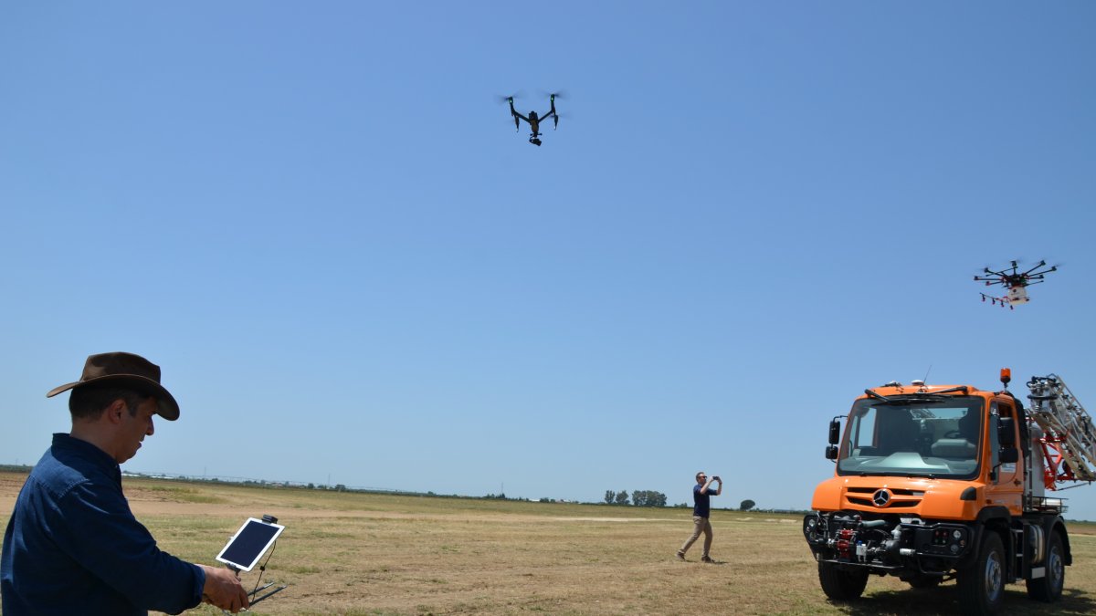Demostración de vuelo de drones para uso agrícola al terminar la jornada 