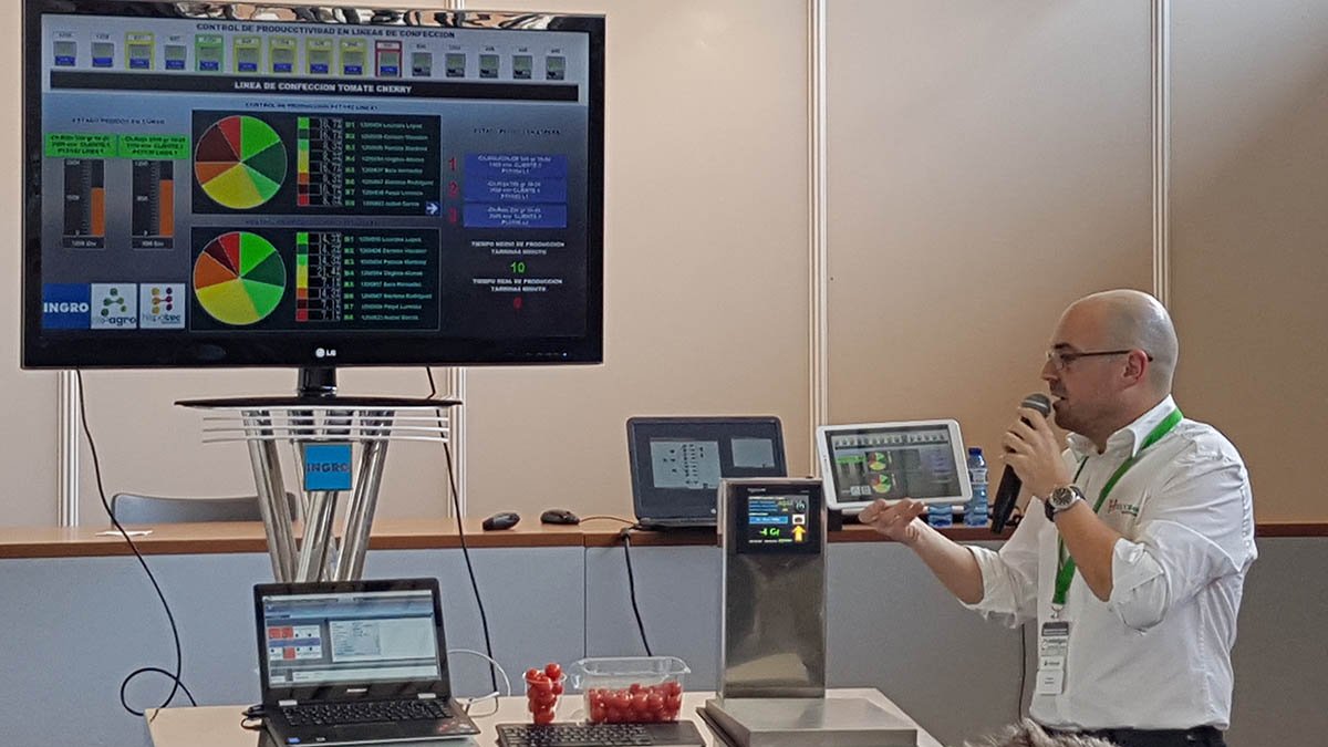 Juan Antonio Estrada, responsable de Implantación, explicando los detalles del nuevo módulo del software ERP Agro.