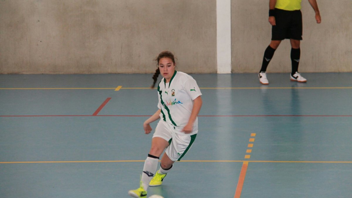 La jugadora de Fines, Nerea Martínez, disputando un partido con la selección.